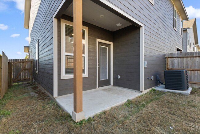 Building Photo - 7620 Magnolia Village