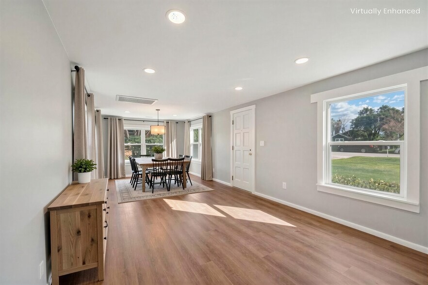 Building Photo - 1842 E Victoria Ave