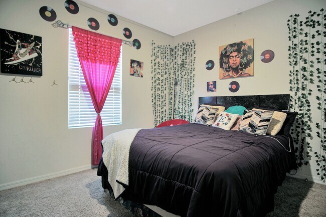 Building Photo - Discover this lovely 4-bedroom, 2-bath home in the sought-after Squires Grove community