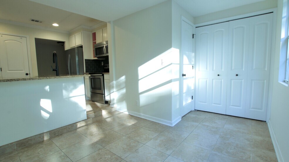 Building Photo - 1554 Geraldine Dr