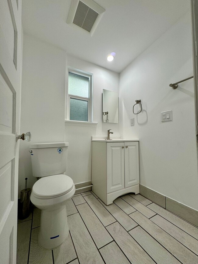 Building Photo - 1619 Oak Dr
