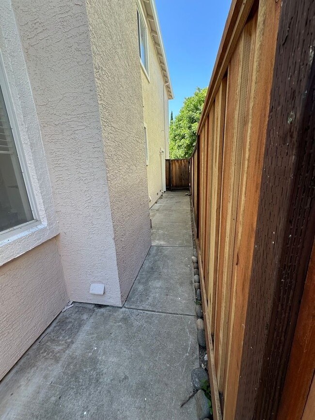Building Photo - Beautiful 3 Bedroom, 2.5 Bath Antioch Home