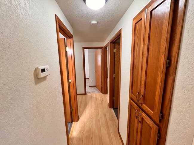 Building Photo - 3Bed 2Bath Single Level Avail. April 7th Move-In