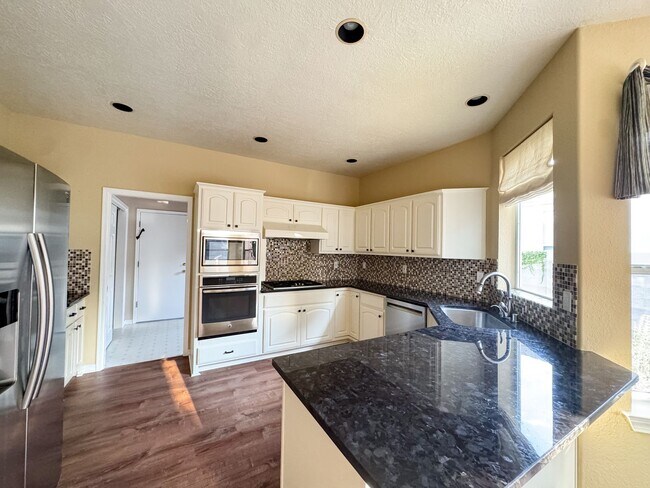 Building Photo - Luxury Home in Peppertree Royal Oak