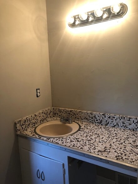 Building Photo - 1003 Silver Ave