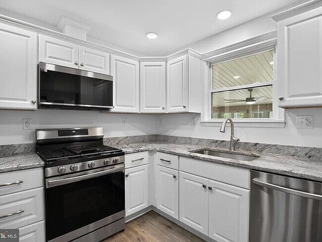 Building Photo - 930 Sykesville Rd