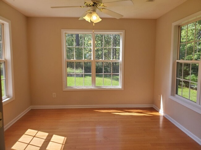 Building Photo - Charming 2 Story Home with Sun-Room!