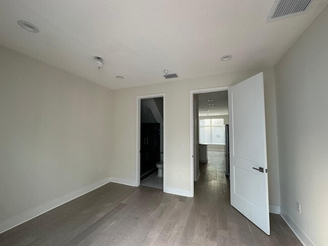 Building Photo - 140-833 Calla Terrace N