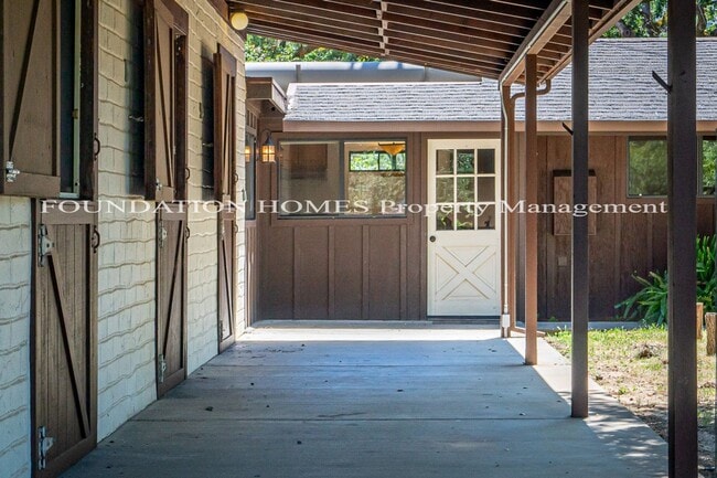 Building Photo - Charming 2BD/2BA Converted Stable in Seren...