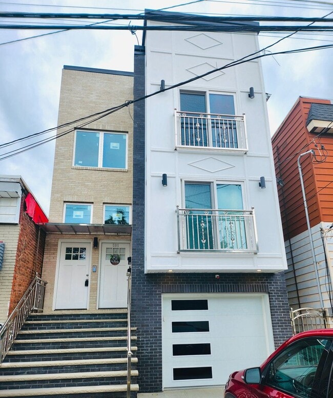 Building Photo - 595 N 11th St