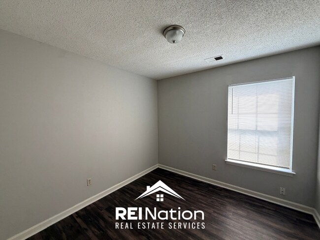 Building Photo - MEMPHIS CHARMER! | Vaulted Ceilings & Hardwood Floors | 3 Bed / 2 Bath & 2-Car Garage