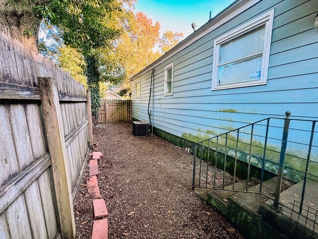 Building Photo - 2054 Emogene St