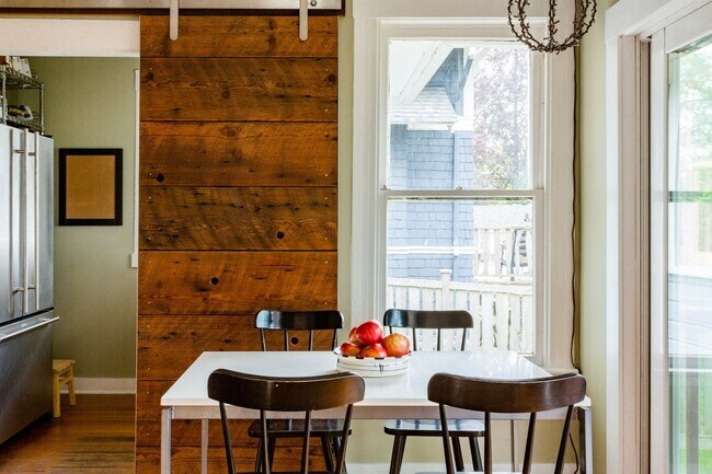 Building Photo - Madrona Home