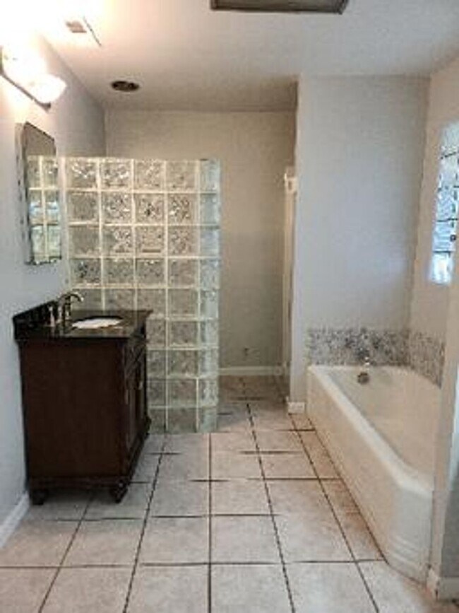 Building Photo - Spacious 3 Bedroom, 2 Bath Home on Private...