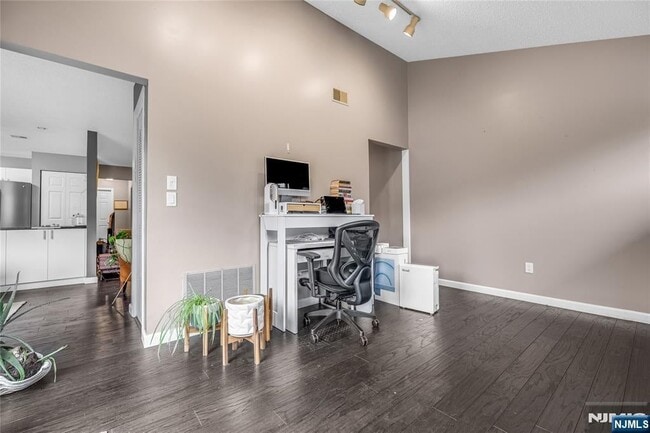 Building Photo - 8 Larkin Cir