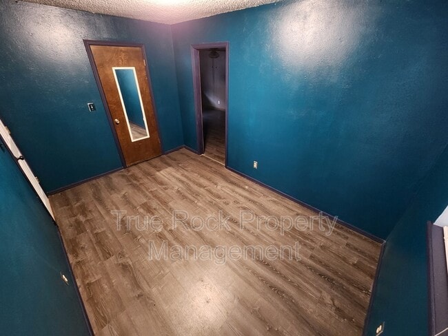 Building Photo - 729 E 22nd St