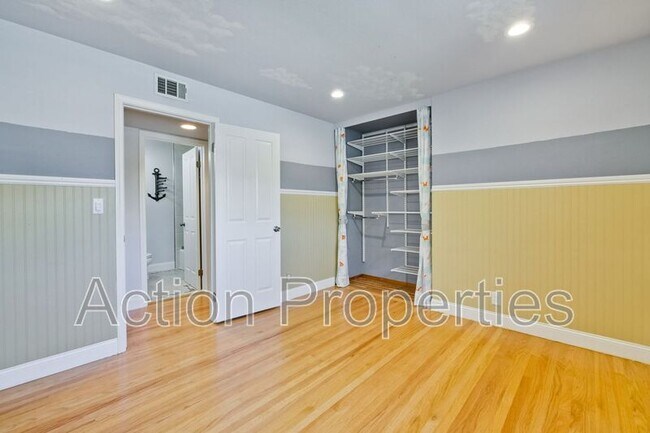 Building Photo - 1549 Alisal Ave