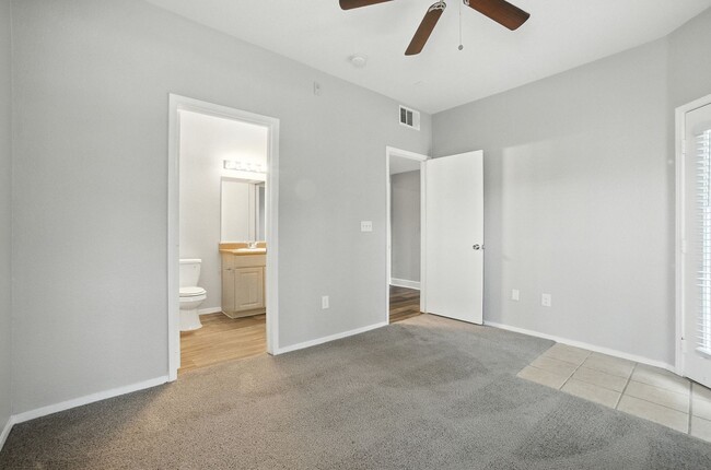 Building Photo - Northwest Condo with Modern Finishes & Gre...