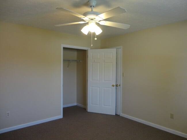 Building Photo - 2 Bedroom Duplex – Move-In Ready!