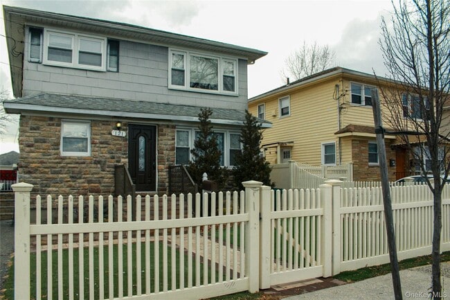 Building Photo - 121 Nassau Blvd