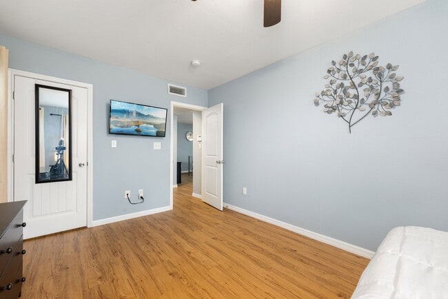 Building Photo - 2116 Live Oak St