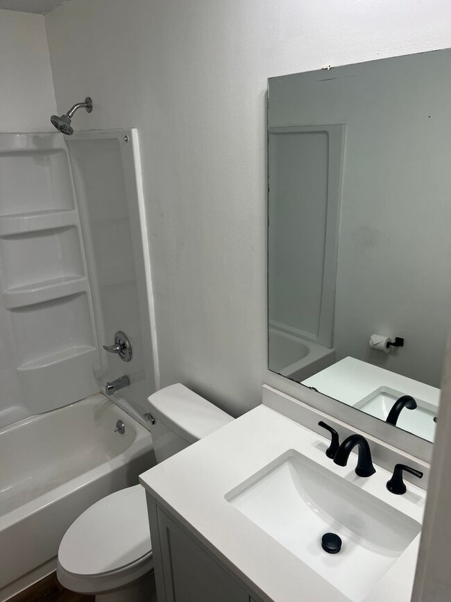 Building Photo - Spacious 3 Bedroom, 1 Bathroom Duplex