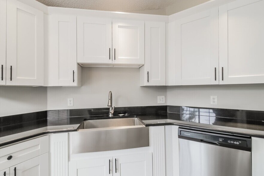 Building Photo - 2630 Delcrest Dr