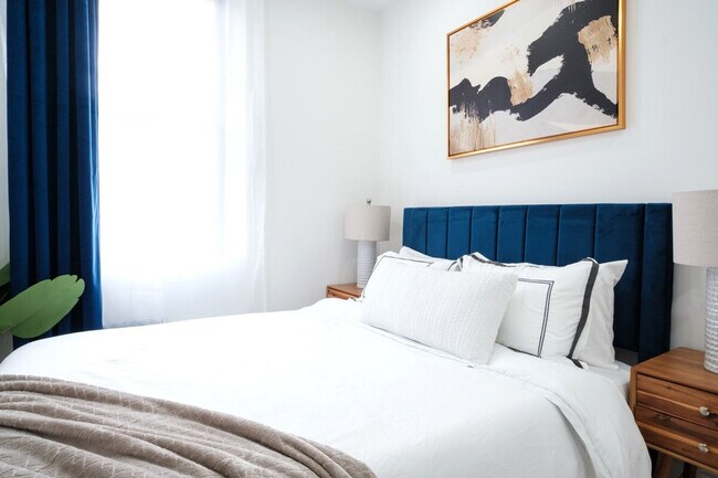 Building Photo - 402 E 11th St