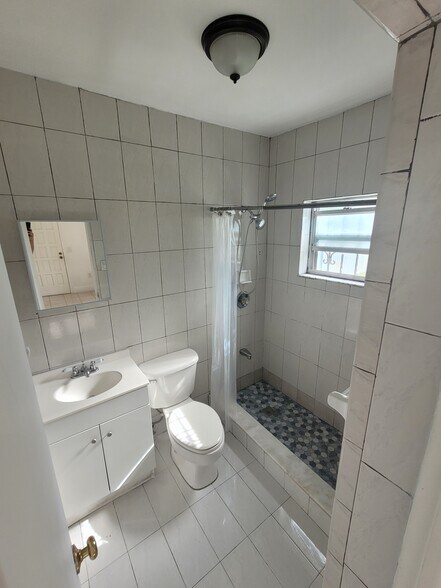 Building Photo - 1634 NW 29th Ct