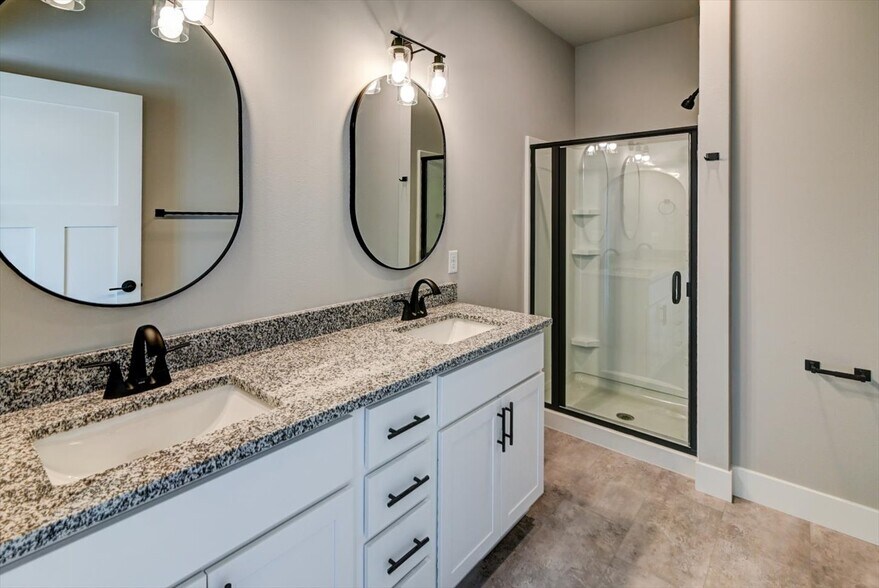 Building Photo - 2900 Blue Grass Dr