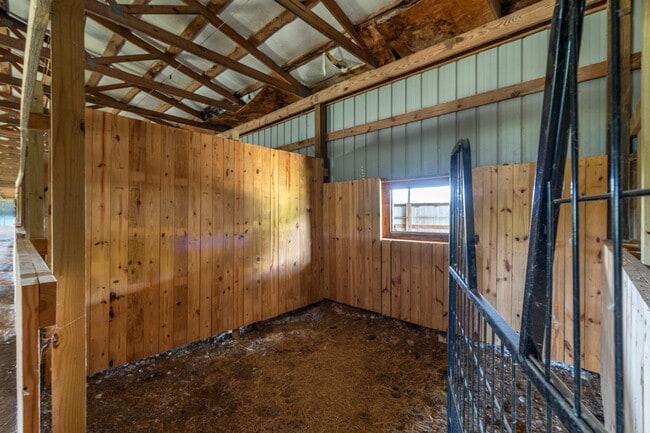 Building Photo - 1503 Cornersville Hwy