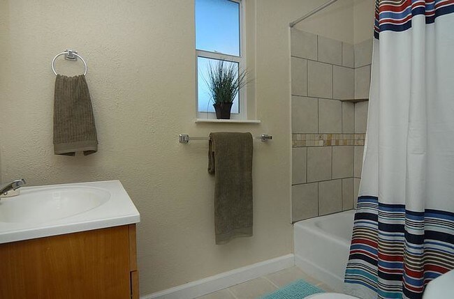 Building Photo - 1426 Clinton St