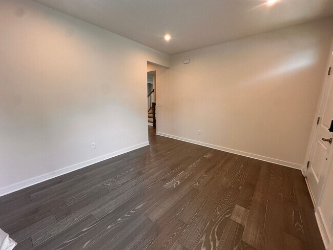 Building Photo - 1668 Burtonwood Dr