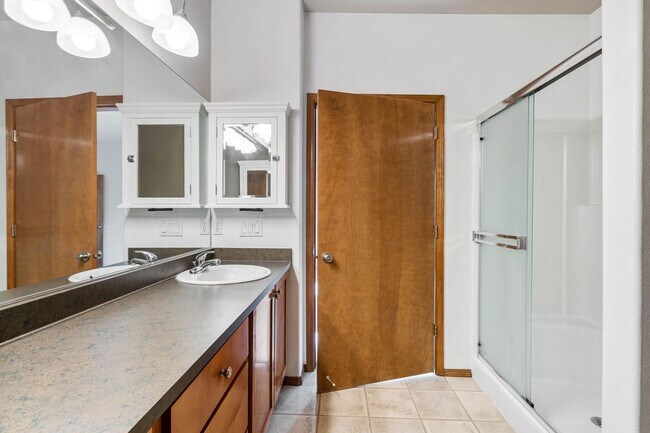 Building Photo - Immaculate 2-bdrm/2-bath, 2nd-floor, corner-unit condo in Bethany Village.  In-unit laundry, deed...