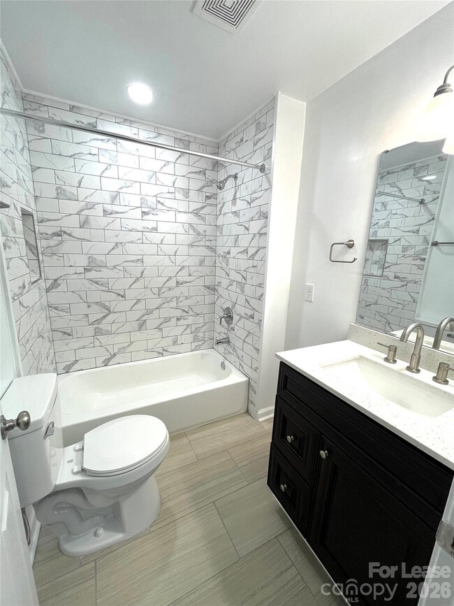 Building Photo - 711 S Jackson St