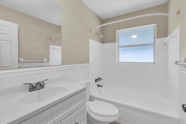 Building Photo - 618 Glenoak St N