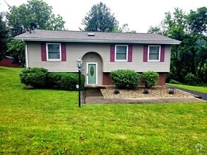 Building Photo - Beautiful Split Entry - 3 Bedroom 2 Bathro...