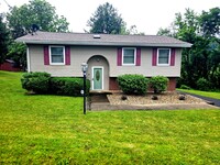 Building Photo - Beautiful Split Entry - 3 Bedroom 2 Bathro...