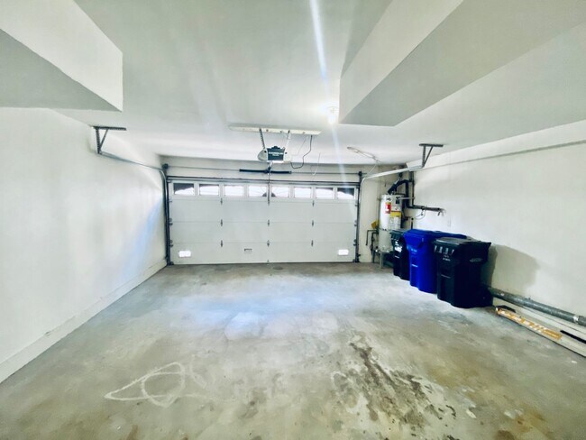 Building Photo - Gorgeous 3 Bedroom 3 Bathroom Townhome in Mission Trails!!