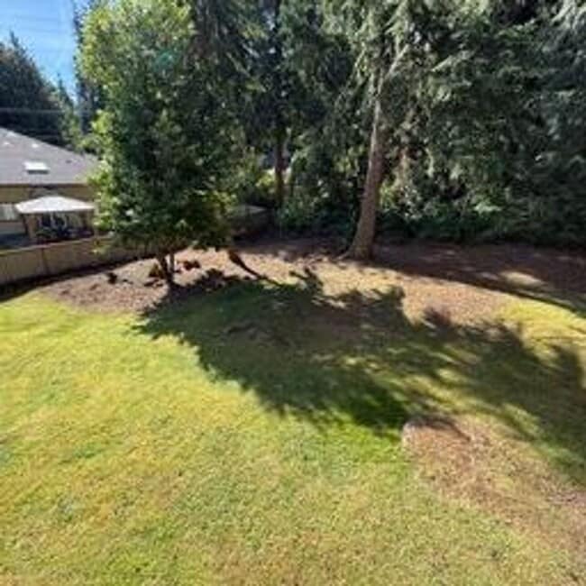 Building Photo - Beautiful home in highly desirable Bellevue neighborhood.