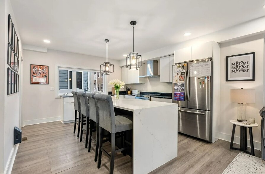 Kitchen w dishwasher - 169 W 9th St