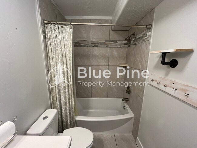 Building Photo - 1420 E 17th St