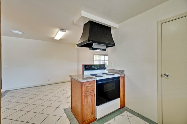 Building Photo - 1109 White Cliff Dr