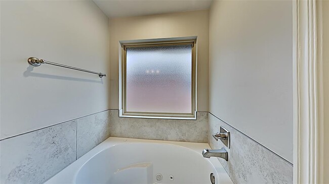 Building Photo - 6224 Beverly Hills Dr