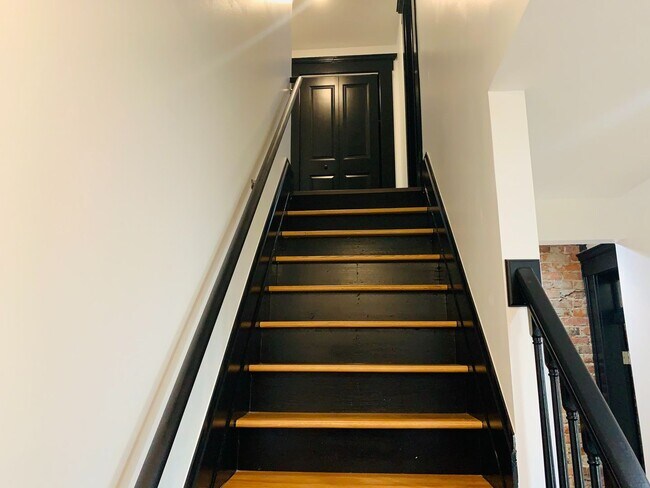 Building Photo - 3 Bedroom 2.5 Bath Just Steps from Franklin Park!!