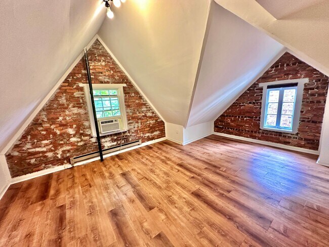 Building Photo - Spacious 6 bedroom 3.5 bath Tudor Townhouse w/Deck close to Georgetown University & Hospital