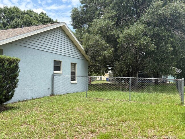 Building Photo - 4612 Boabadilla Ave