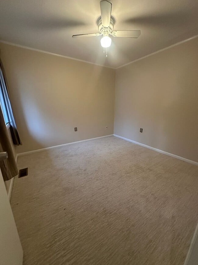 Building Photo - Comfortable Townhouse Near Virginia Tech