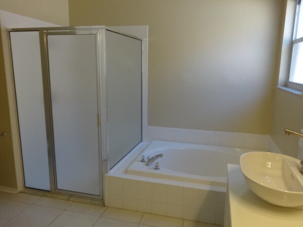 Building Photo - 523 Royal Ridge St