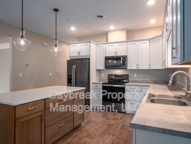 Building Photo - 628 Tree Farm Ln